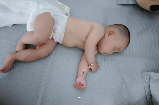 伊犁哈萨克宝宝肠胀气的症状