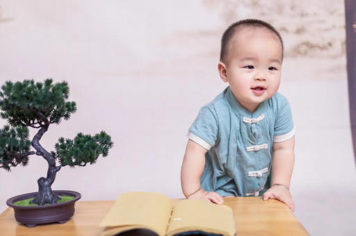 伊犁哈萨克六个月宝宝摇头正常吗