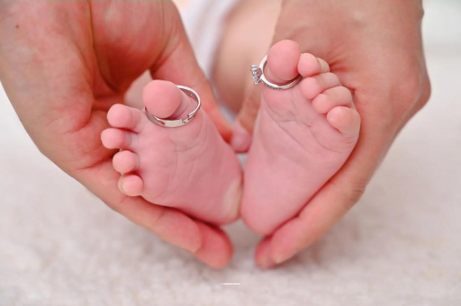 伊犁哈萨克怀孕肚子一边高一边低